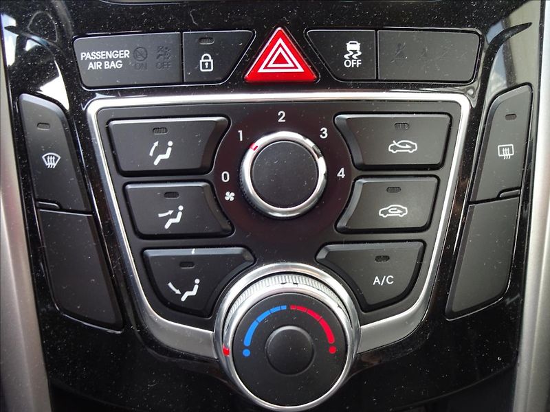 Hyundai i30 1,6i 88kW - fotka 33 z 48