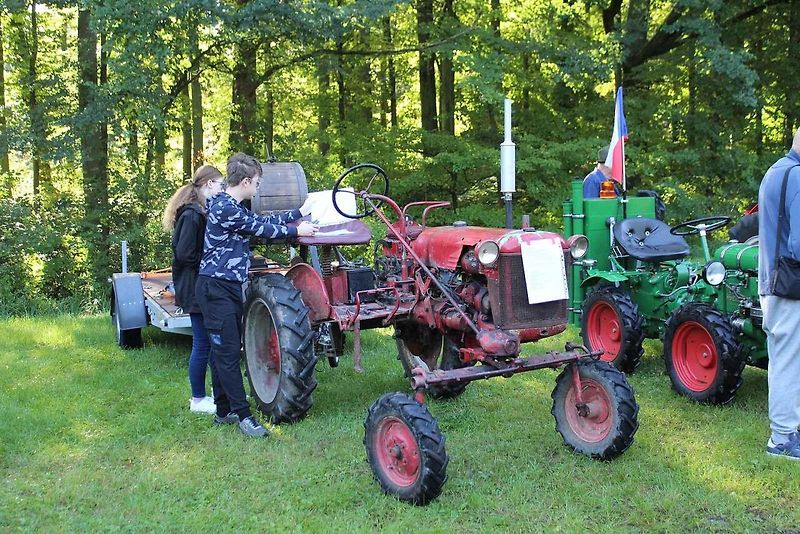 Traktory se poprvé na srazu představily v Budyni nad Ohří. Na snímku je historický asymetrický Farmall. Jeho majitel jej ukázal v plné parádě.