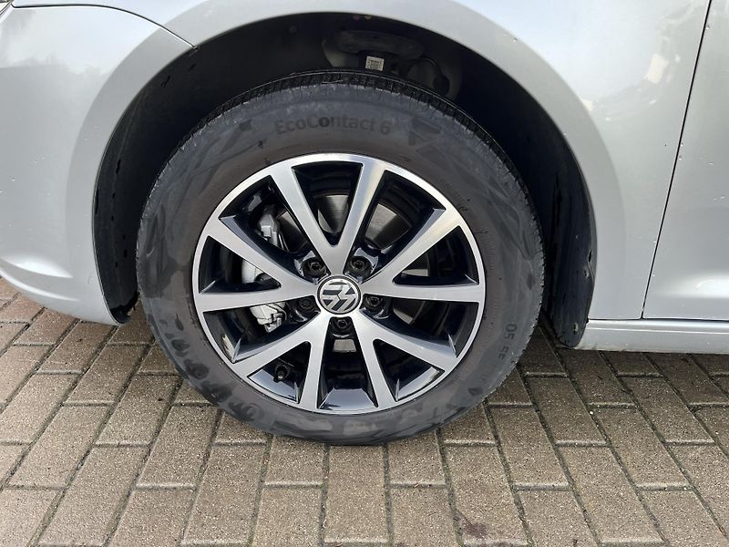 Volkswagen Touran 1.6 TDi DSG Serviska - fotka 9 z 37