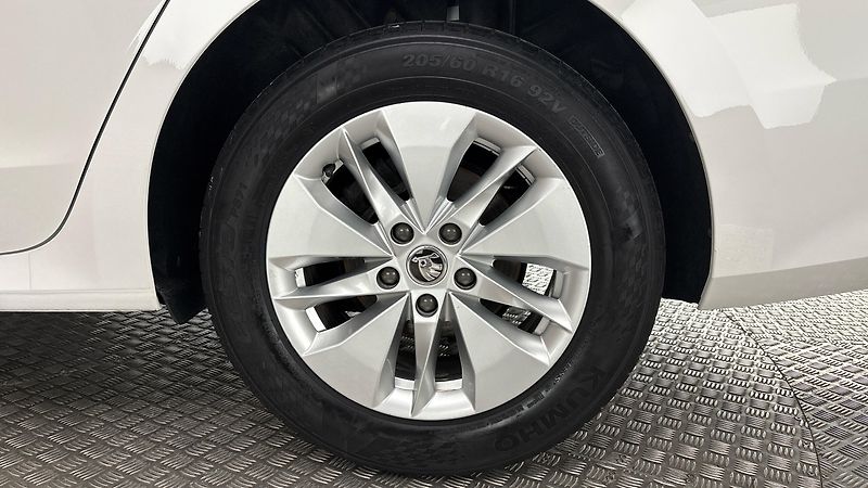 Škoda Octavia 2.0 TDI Ambition Combi - fotka 19 z 24