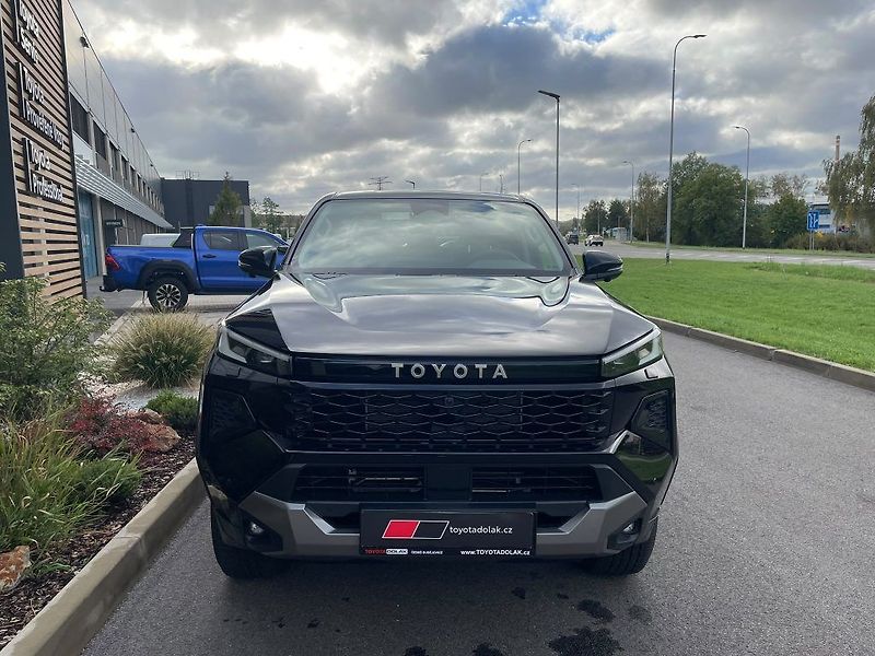 Toyota Hilux 2.8D automat Invincible - fotka 2 z 29