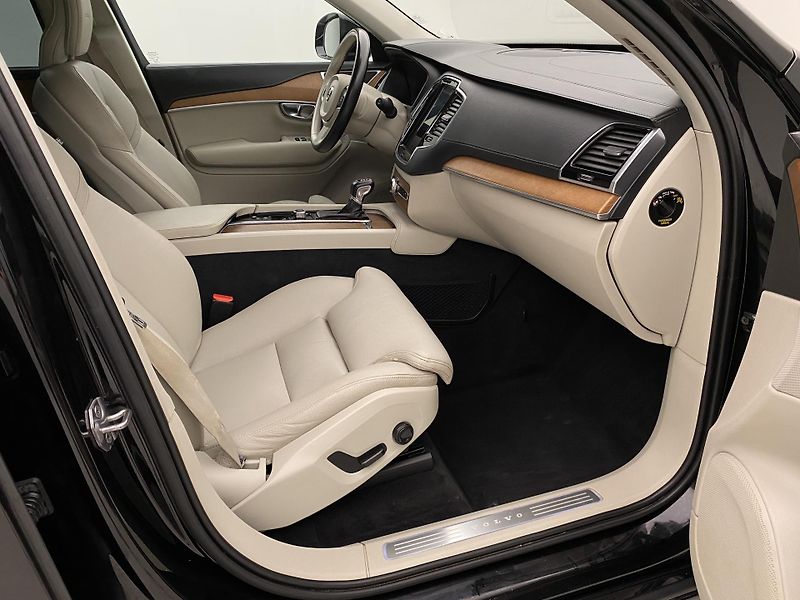 Volvo XC90 D5 AWD INSCRIPTION REZERVACE - fotka 23 z 49