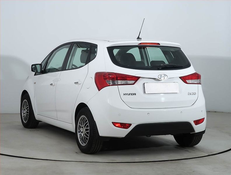 Hyundai ix20 (2016) 1.6 CVVT, Park. senzory - fotka 4 z 17