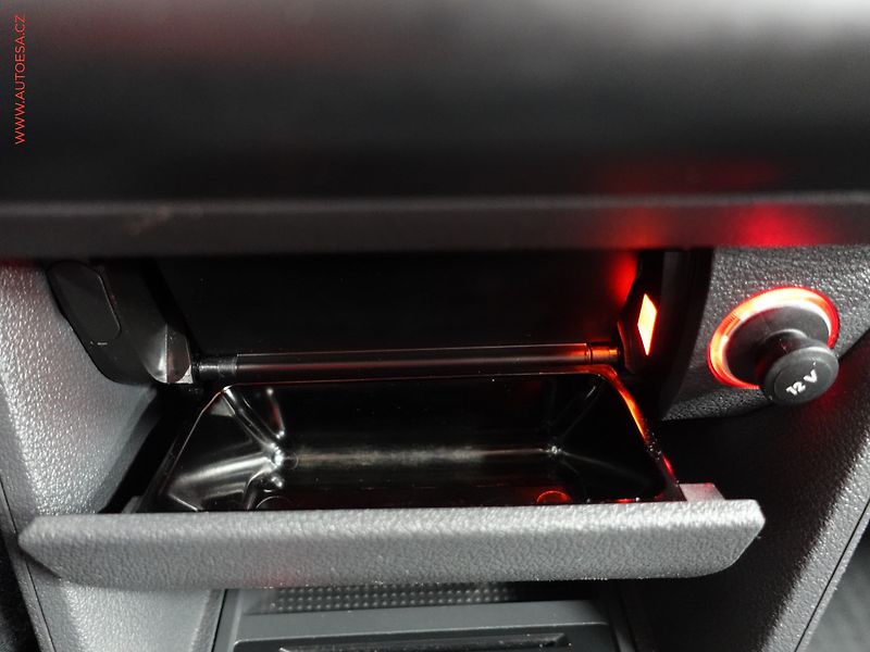 Volkswagen Touran (2011) 1.6 TDi, autoAC, temp - fotka 19 z 21