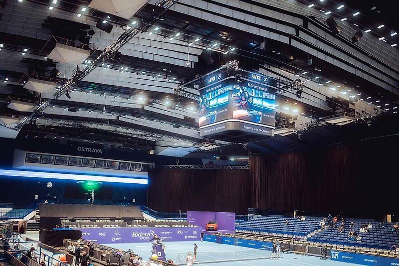 Mercedes-Benz letos odstartoval novou éru jako globální partner ženského tenisu (WTA). Své ambice v tomto sportu nyní potvrzuje i v České republice, kde v rámci ostravského turnaje představuje dvě klíčové novinky: novou generaci modelů GLB a GLC.