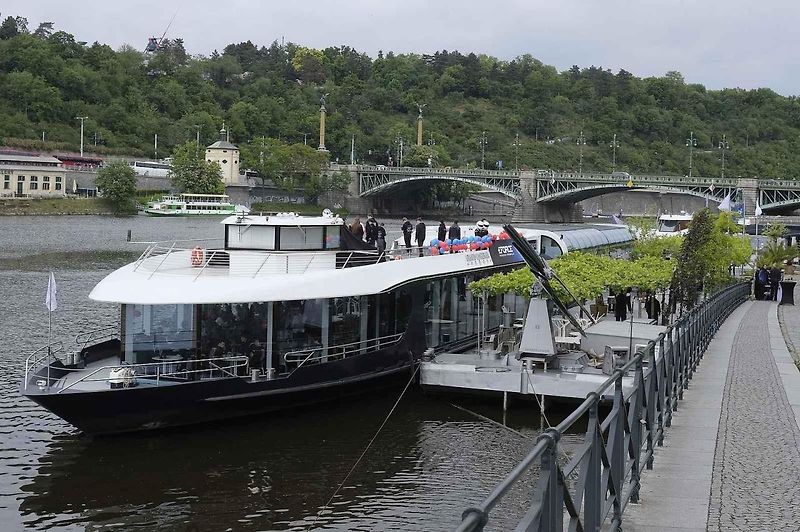 Slavnostní odhalení nové elektroformule CTU.25 studentského týmu eForce Prague Formula. loď Grand Bohemia, Dvořákovo nábřeží, Praha 1