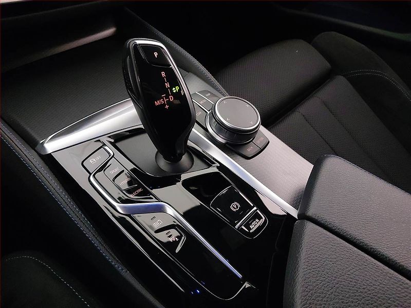BMW Řada 5 (2021) M Sport 530e - fotka 13 z 22