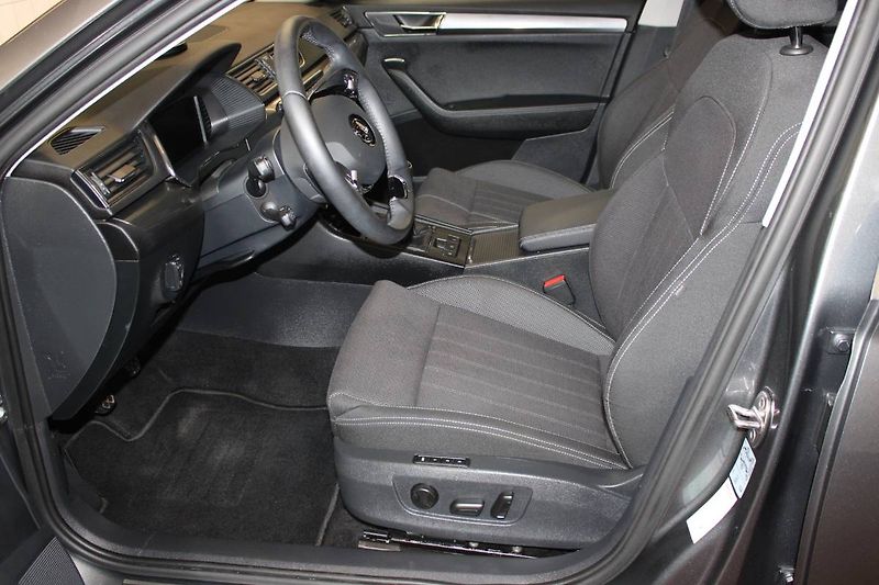 Škoda Superb (2022) 2.0 TDI 110kW LED Matrix manuá - fotka 30 z 33