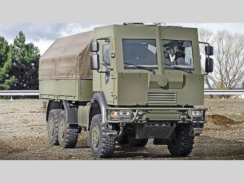 Tatra Force 8x8 – vozidlo pro přepravu potrubí.