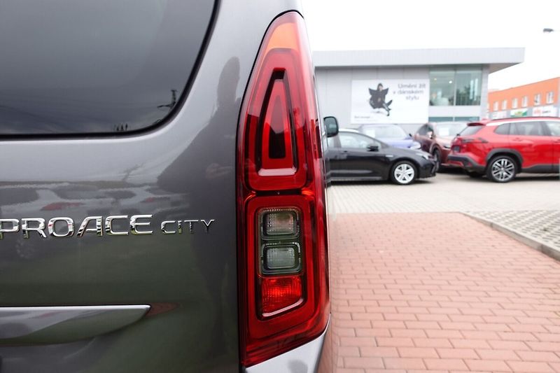 Toyota ProAce City Verso 1.5 D4-D 130 - 6 MT Long 5D Fa - fotka 31 z 32