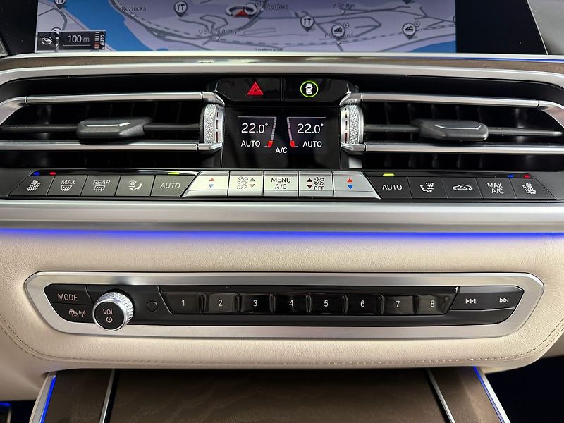 BMW X5 M50i xDrive, LASER, MASÁŽE, HE - fotka 26 z 34