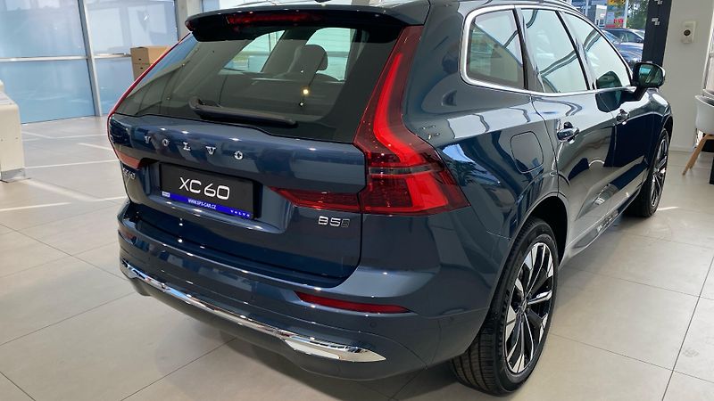 Volvo XC60 (2026) ULTRA BRIGHT, B5 AWD, 184+10 k - fotka 6 z 15