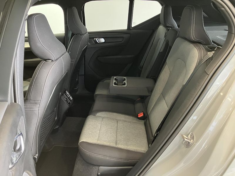 Volvo XC40 B3 FWD Plus Dark AT7 - fotka 12 z 39