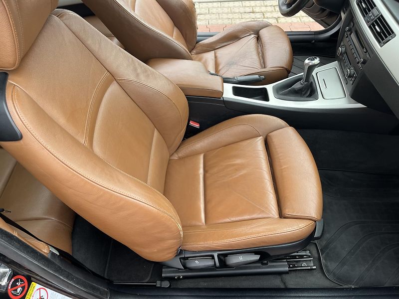 BMW Řada 3 320i Coupe - fotka 14 z 23