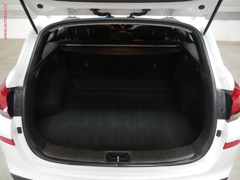 Hyundai i30 (2019) 1.6, ČR, AC, temp - fotka 7 z 18