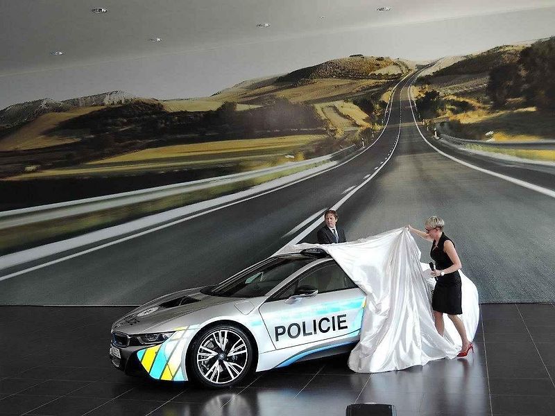 Nové hybridní BMW i8 jihomoravských policistů využívá pohon na elektřinu i spalovací motor.