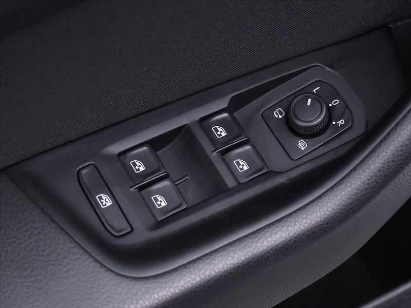 Volkswagen Passat 2,0 TDI 110kW DSG 1.Maj. DPH - fotka 16 z 39