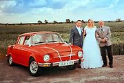 Auto bylo svatební doprovod. Patří Josefu Kubešovi, jedná se o Škoda 100 Deluxe roku 1976.