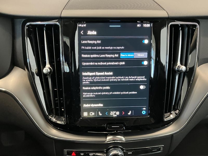 Volvo XC60 T6 eAWD Recharge Core, PANO - fotka 33 z 42