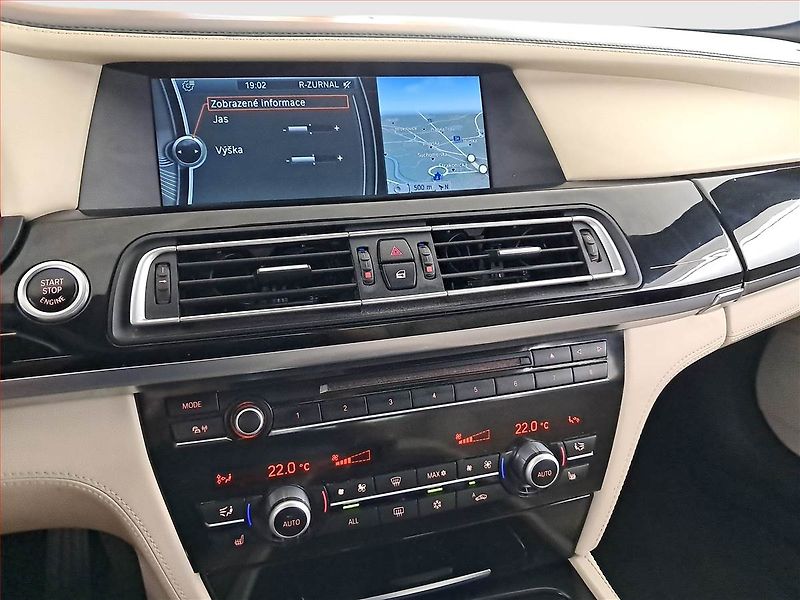 BMW Řada 7 (2012) 740d xDrive, 4X4, Automat - fotka 12 z 21