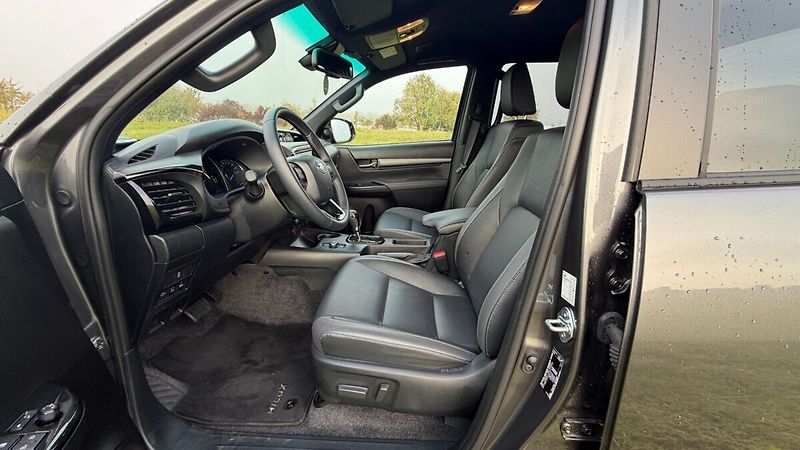 Toyota Hilux AT INVINCIBLE - fotka 6 z 23
