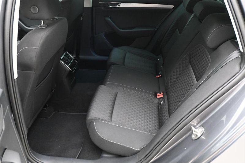 Škoda Superb 2,0 TDI 110 kW DSG TAŽNÉ NAVI - fotka 14 z 31
