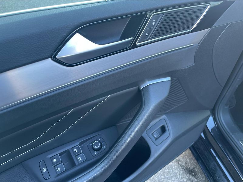 Volkswagen Passat Elegance 2.0 TDI 110 kW DSG Va - fotka 16 z 29