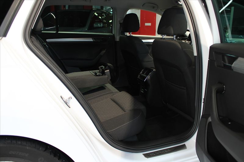 Škoda Superb TDi DSG Combi LED/DPH - fotka 22 z 27