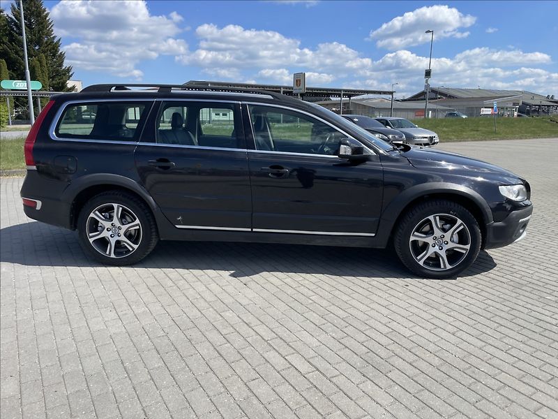 Volvo XC70 2,4 D5 Geartronic Momentum AWD - fotka 5 z 35