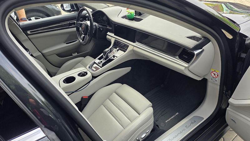 Porsche Panamera (2018) TURBO TOP STAV - fotka 10 z 12