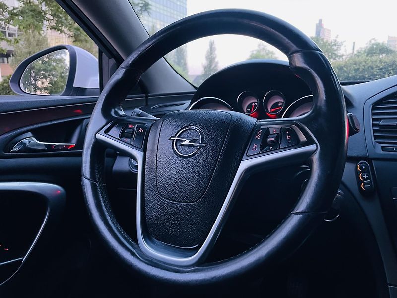 Opel Insignia 2.0CDTi MANUÁL TAŽNÉ SENZORY - fotka 29 z 36