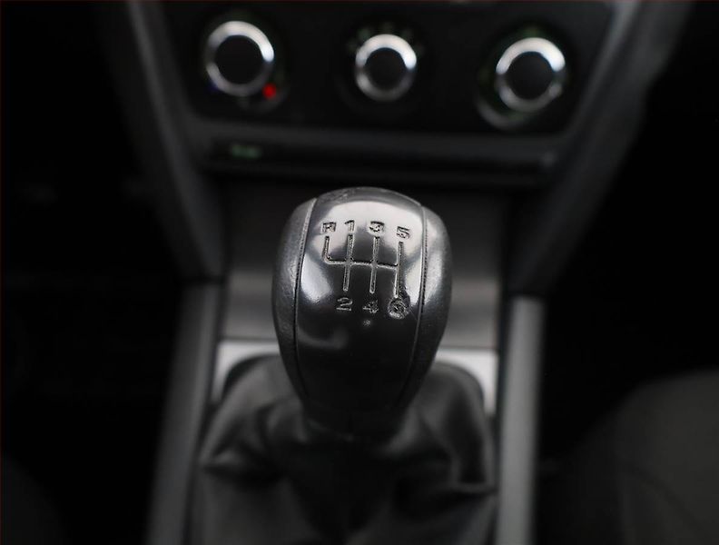 Škoda Octavia (2010) 1.6, po STK, rezervace - fotka 10 z 16