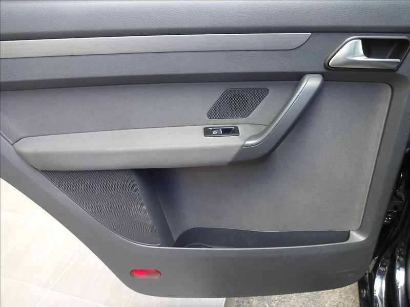 Volkswagen Touran 2,0 TDI 103kW 7.MÍST - fotka 24 z 55