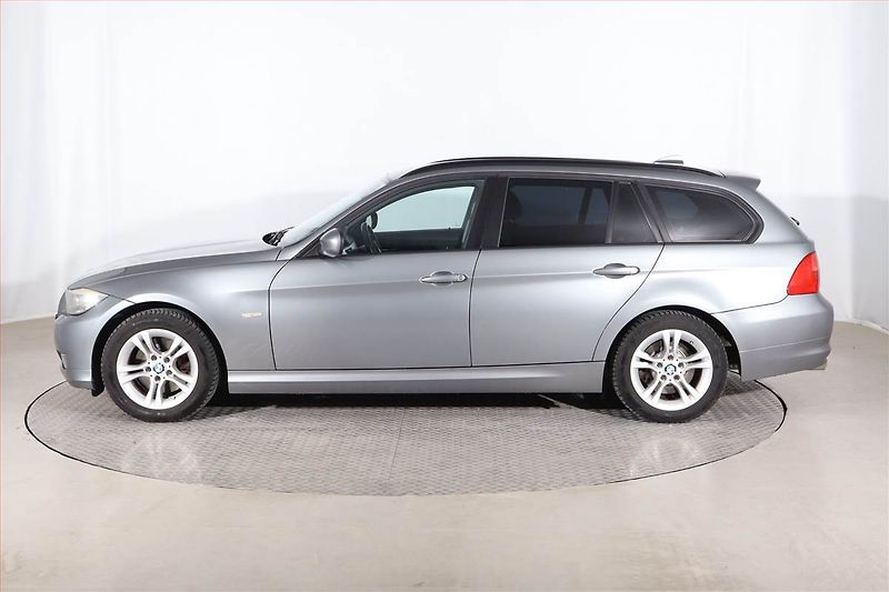 BMW Řada 3 (2010) 320 d xDrive, 4X4, Automat - fotka 3 z 24