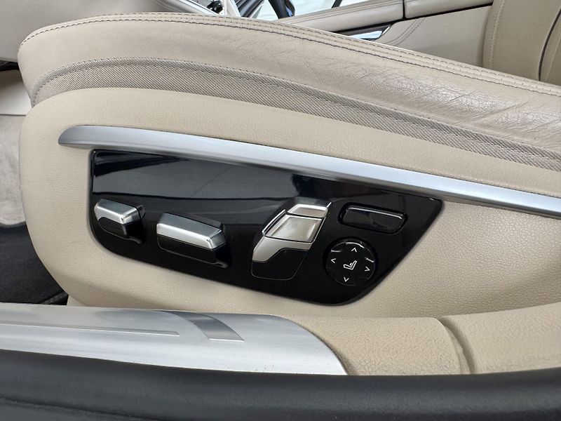 BMW Řada 7 730d xDrive*Laser*Dověry*Masáž - fotka 39 z 46