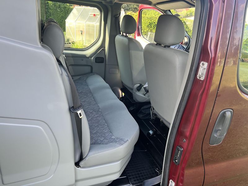 Opel Vivaro 1.9CDTI 74KW,5 MÍST,KLIMA,TZ - fotka 18 z 39