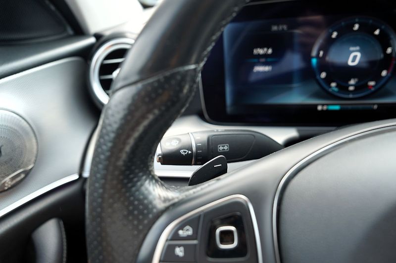 Mercedes-Benz Třídy E E 220d AMG/LED/AT9/kůže - fotka 44 z 46