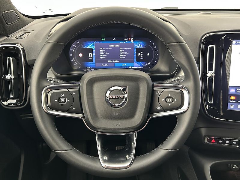 Volvo XC40 2.0 B3 CORE - fotka 17 z 28