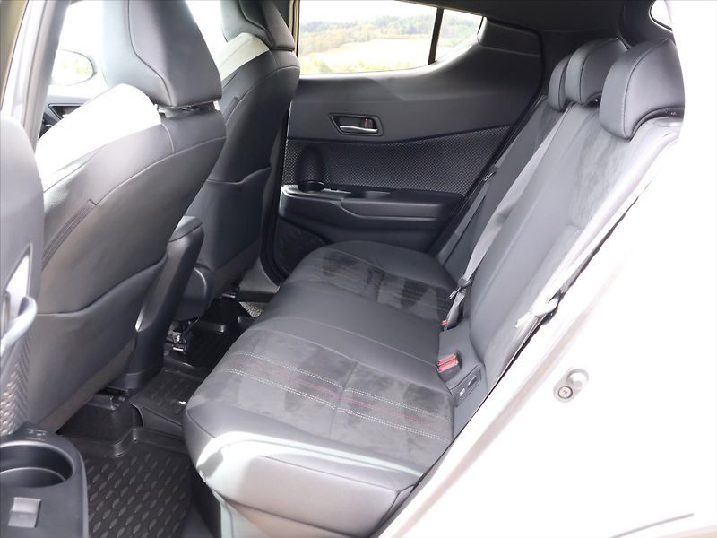 Toyota C-HR 2,0 Hybrid 112kW GR Sport CZ - fotka 14 z 35