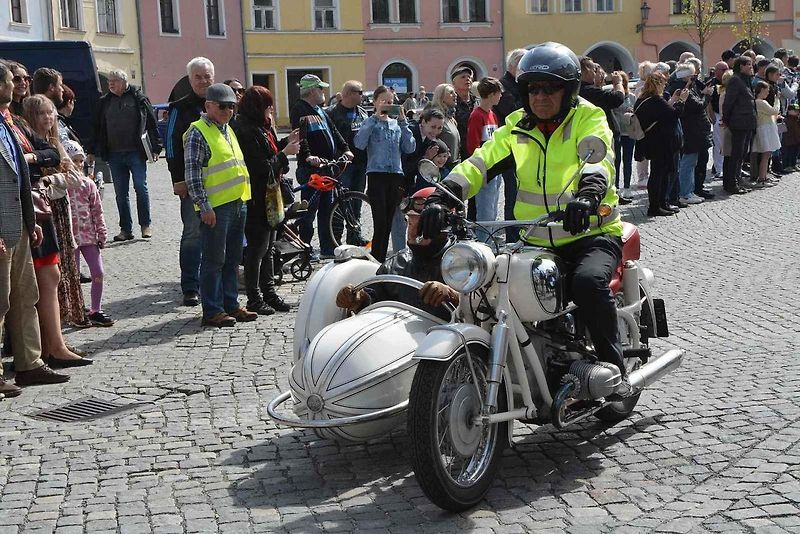 Stovka nablýskaných motocyklů a automobilů předválečné a meziválečné éry vyrazila v neděli z Horního náměstí v Přerově na spanilou jízdu regionem. Nejstarší účastnicí byla osmaosmdesátiletá Libuše Šulcová, která na trasu vyrazila na motocyklu BSA 770 se s