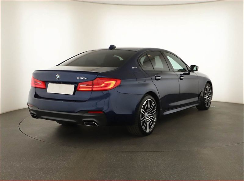 BMW Řada 5 (2018) 530e iPerformance - fotka 5 z 20