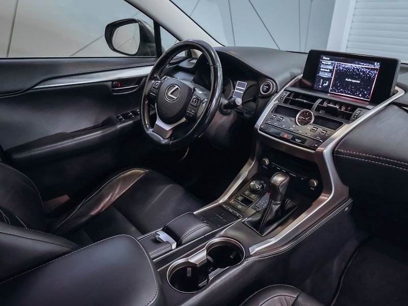 Lexus NX 300 H - fotka 19 z 28