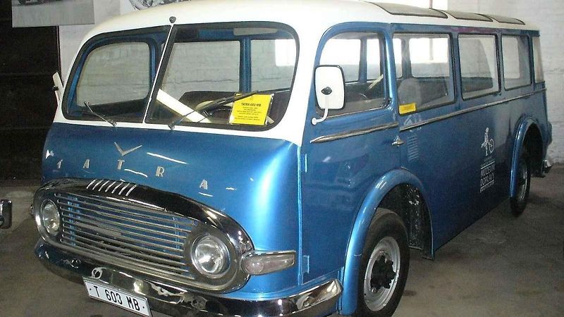 Na kapotě auta vystaveného v Technickém muzeu v Kopřivnici je i znak bratislavského závodu Tatry