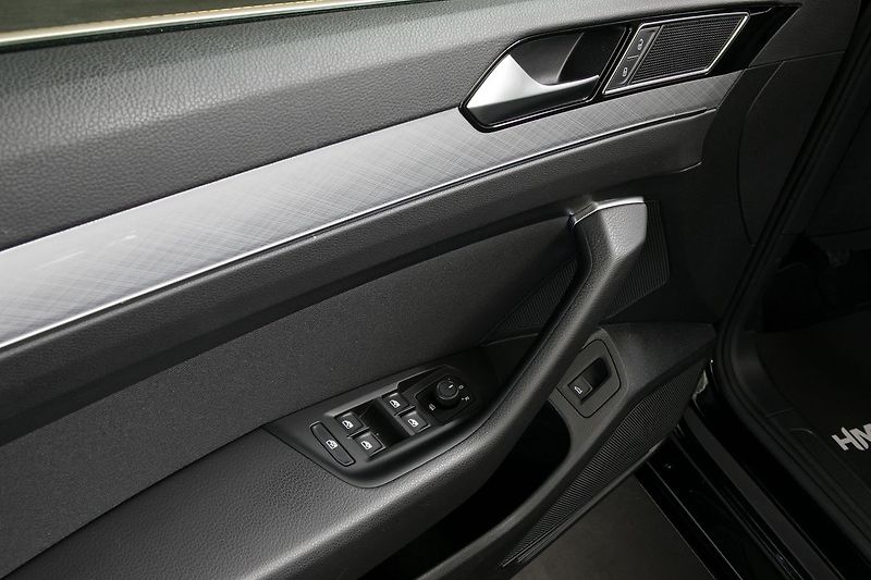 Volkswagen Passat 2.0TDI 110kW Manuál HUD Panora - fotka 17 z 34