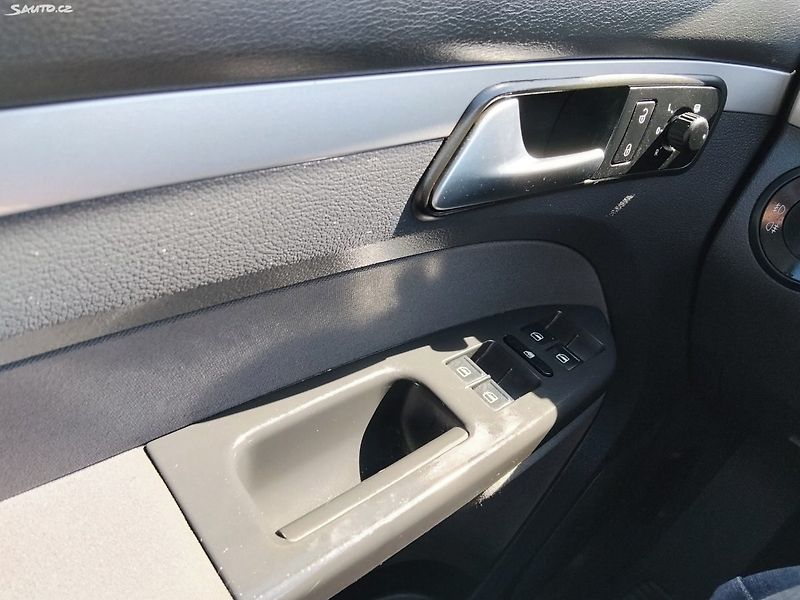 Volkswagen Touran (2011) - fotka 23 z 27
