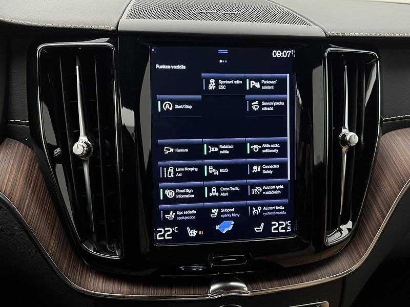 Volvo XC60 B4 AWD INSCRIPTION AUT 1.maj. - fotka 29 z 39