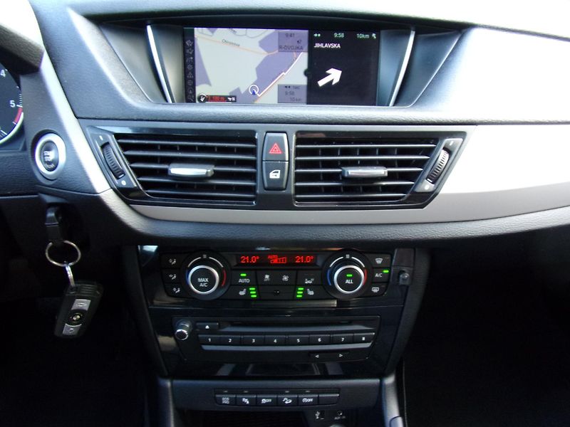 BMW X1 (2015) xDRIVE18d 105kW 1.MAJITELKA ČR - fotka 11 z 23