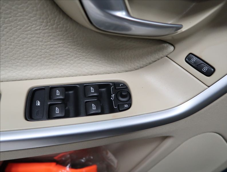 Volvo XC60 2,4 D5 AWD AUT - fotka 14 z 23