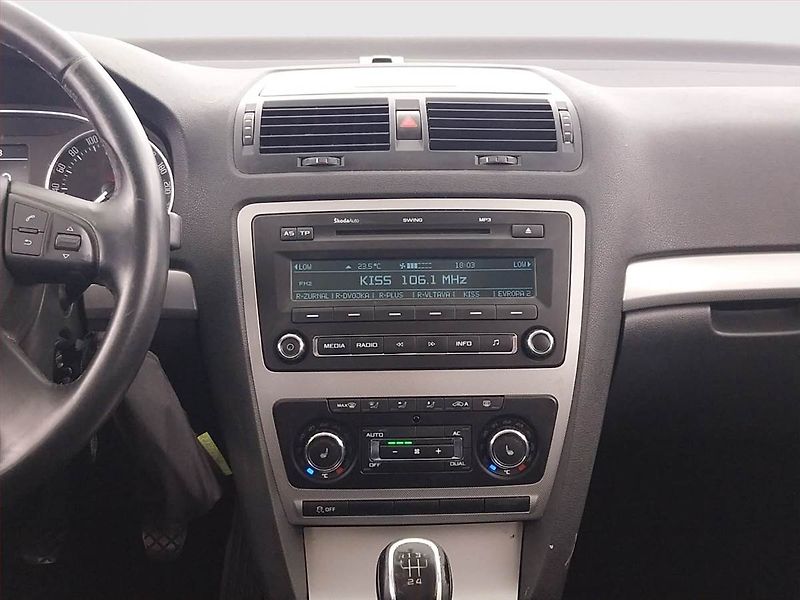 Škoda Octavia (2012) Ambition 1.6 TDI, Serv.kniha - fotka 12 z 19