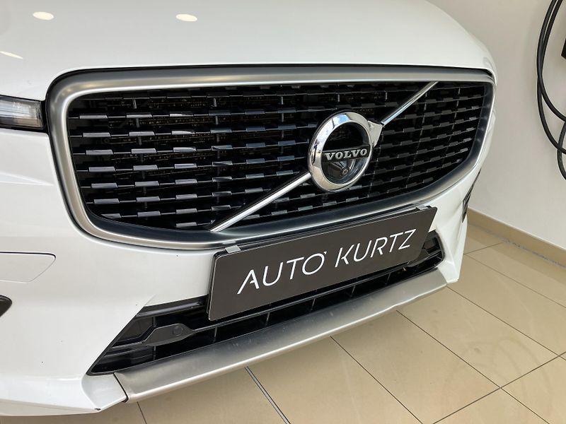 Volvo XC60 T6 AWD R-Design POLESTAR AT8 - fotka 3 z 57
